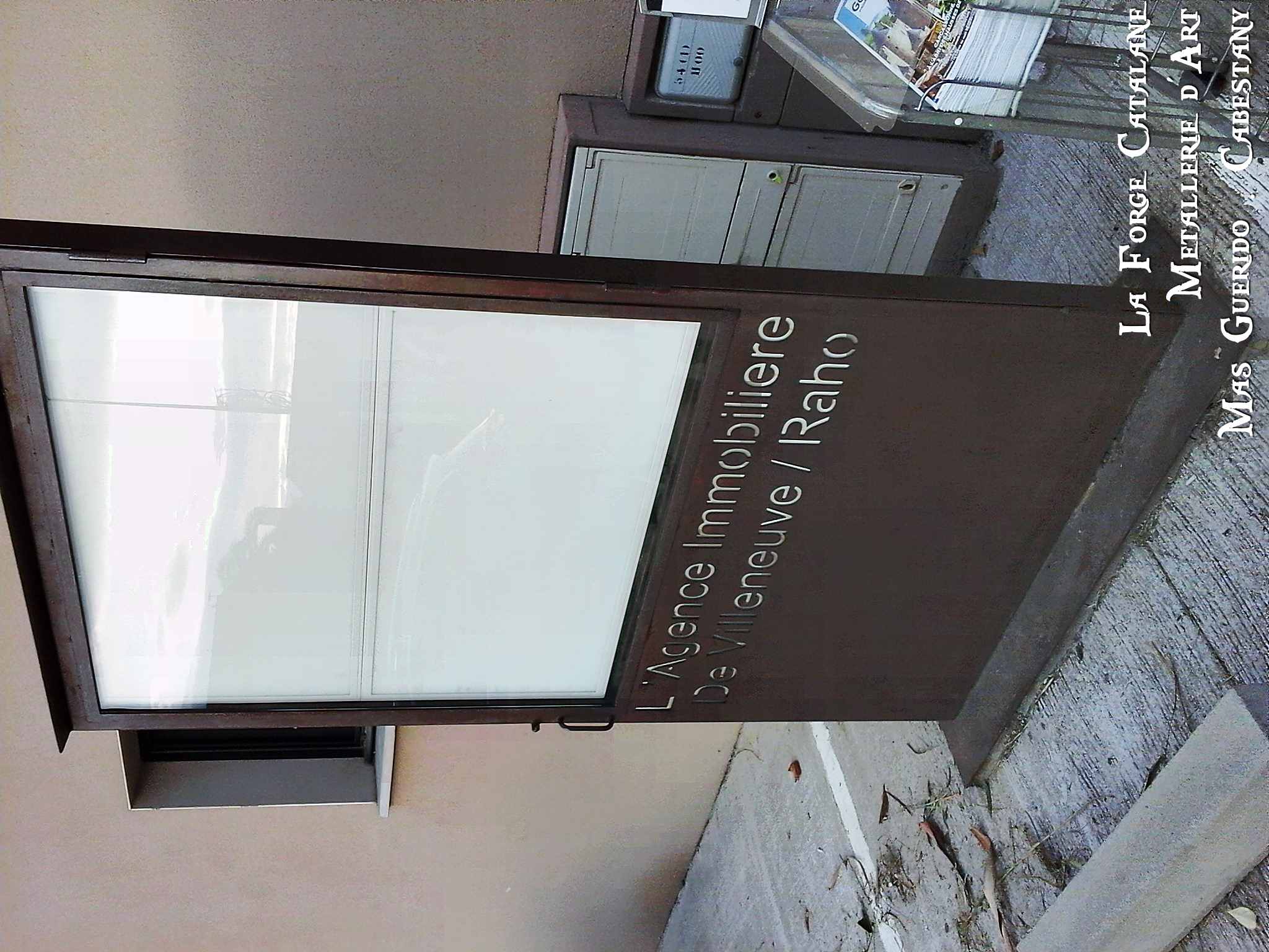 totem publicitaire retroeclairage led forge catalane.jpg